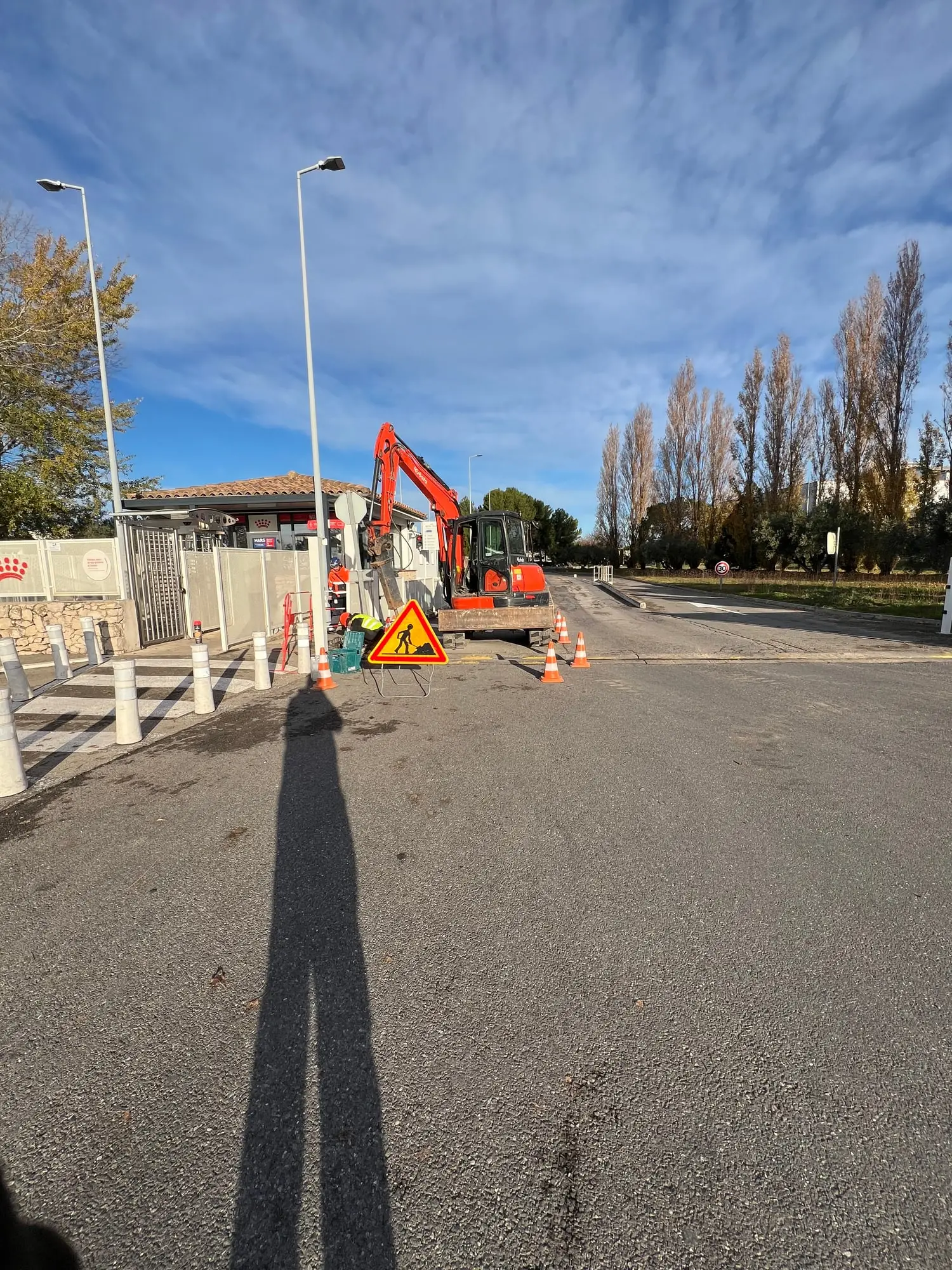 Ouverture de la tranchée sous voirie avec balisage de chantier en place