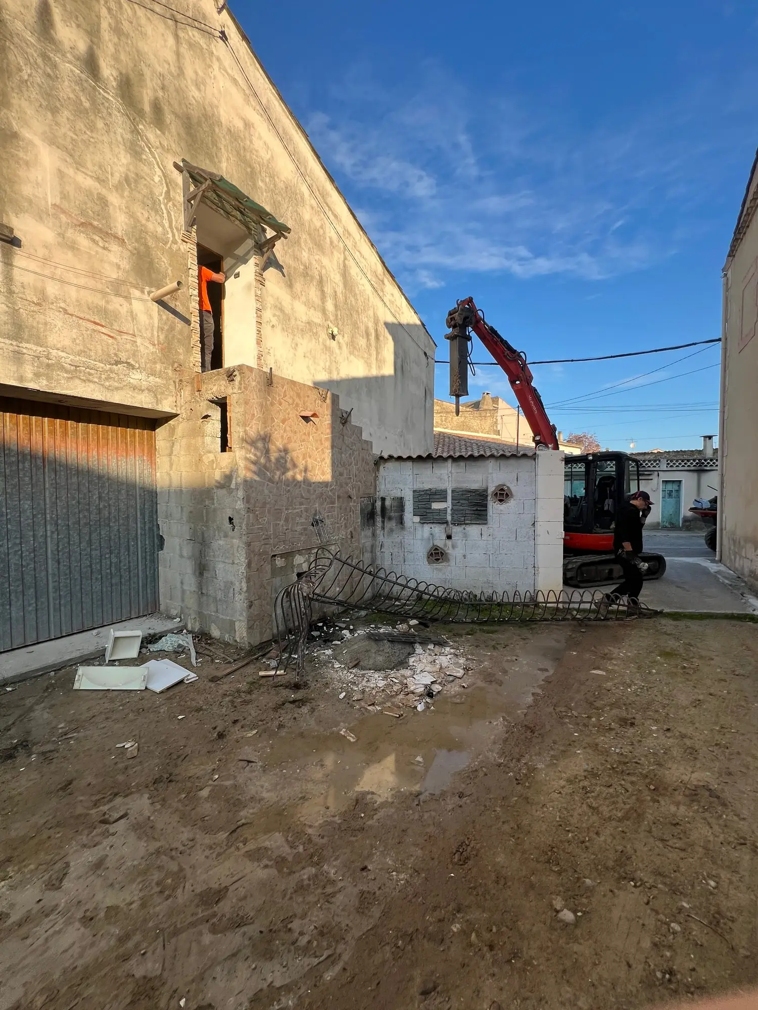 Bâtiment ancien en cours de démolition à la pelle mécanique