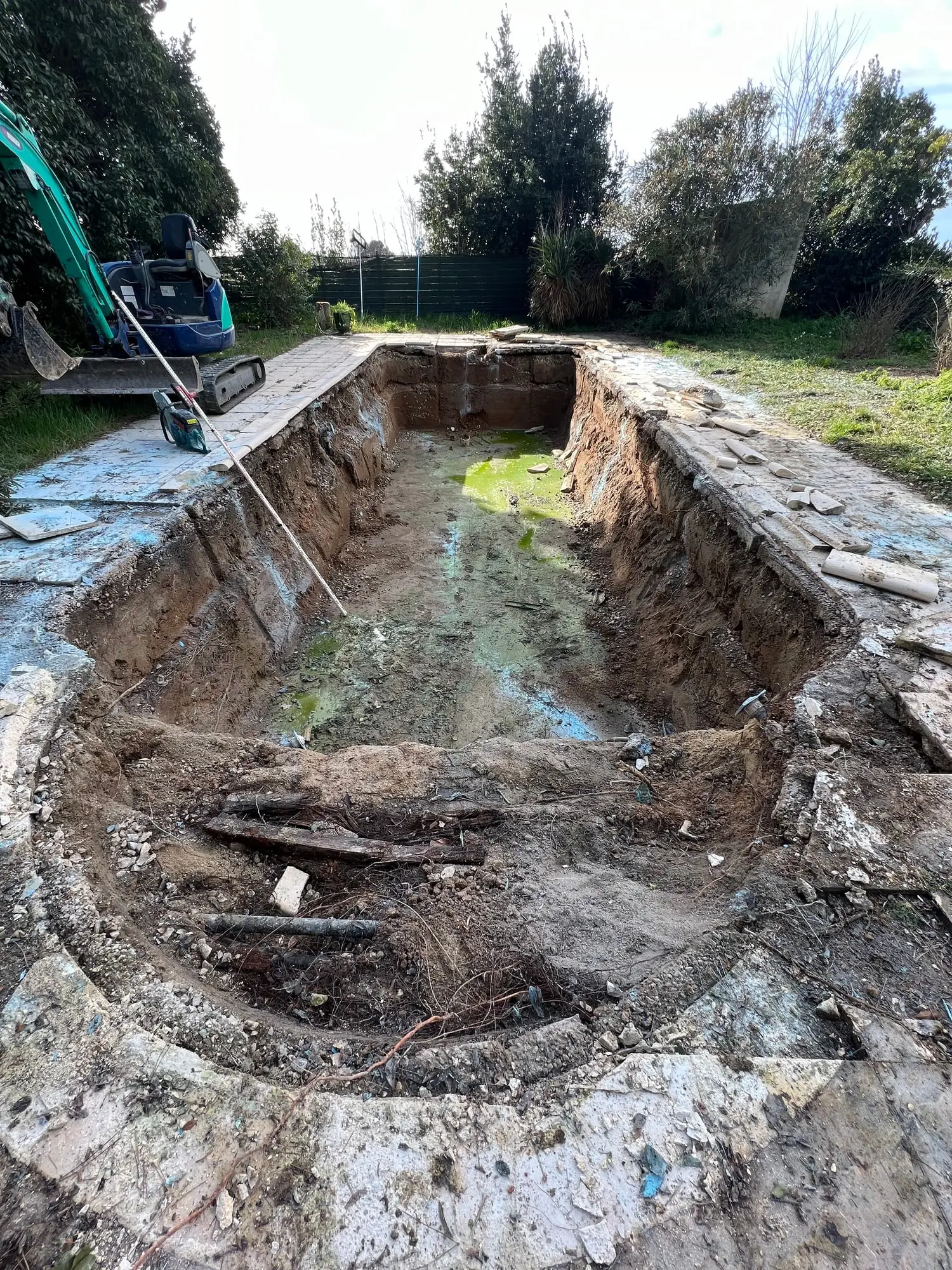 Début du terrassement à proximité de l’ancien bassin