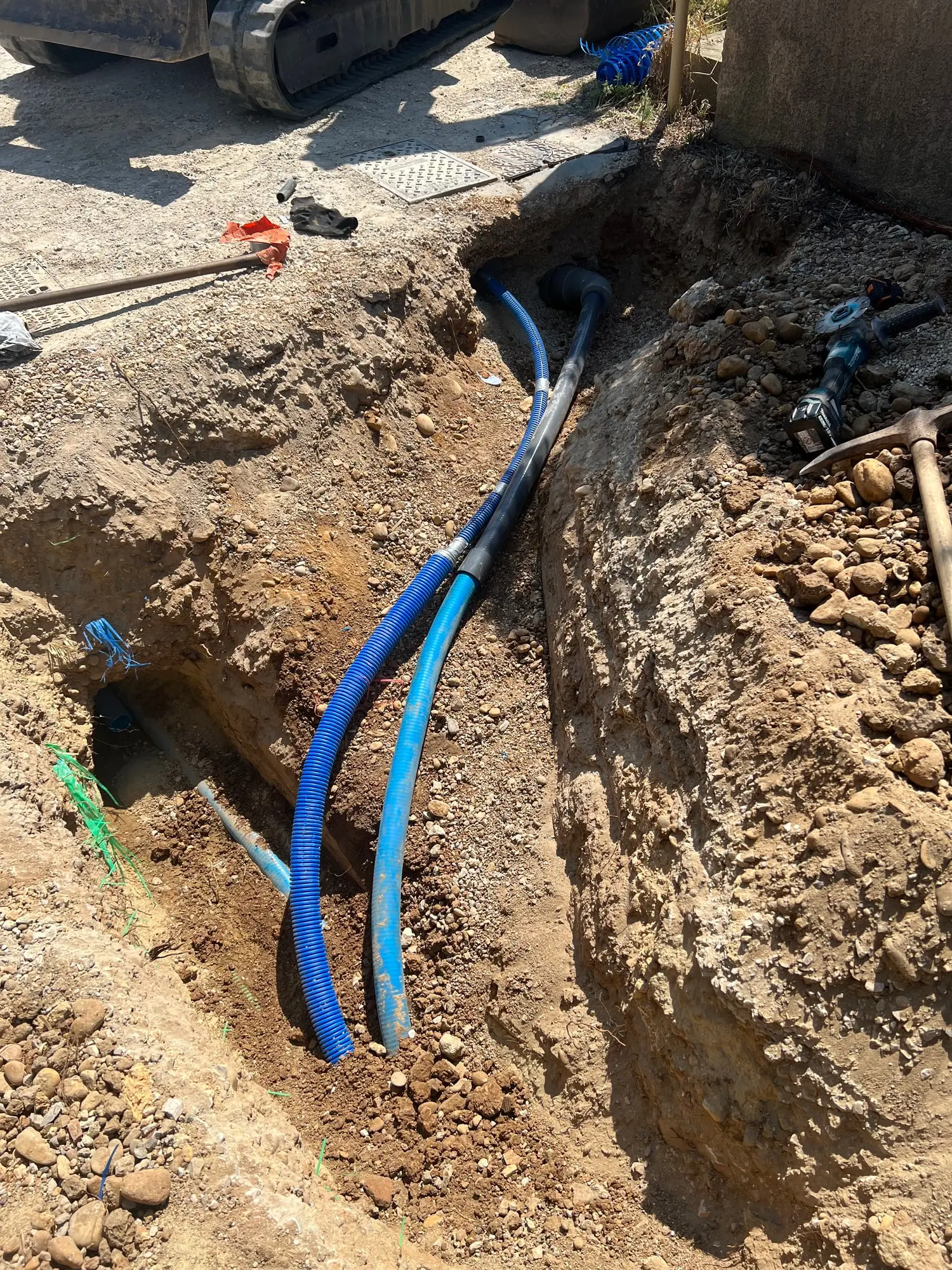 Alimentation en polyéthylène et gaine de protection dans la tranchée