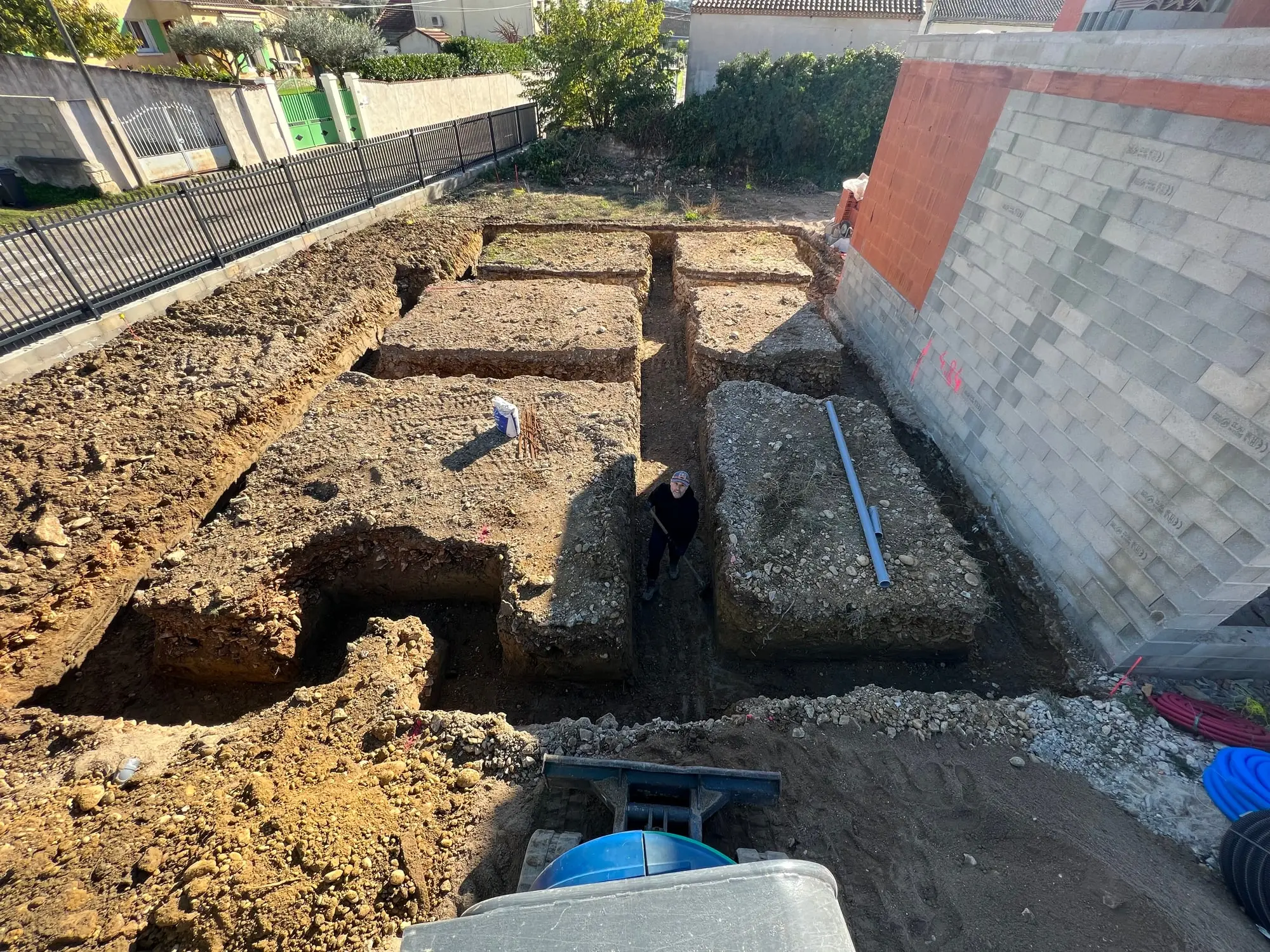 Réseau de semelles filantes prêt pour le ferraillage et le coulage