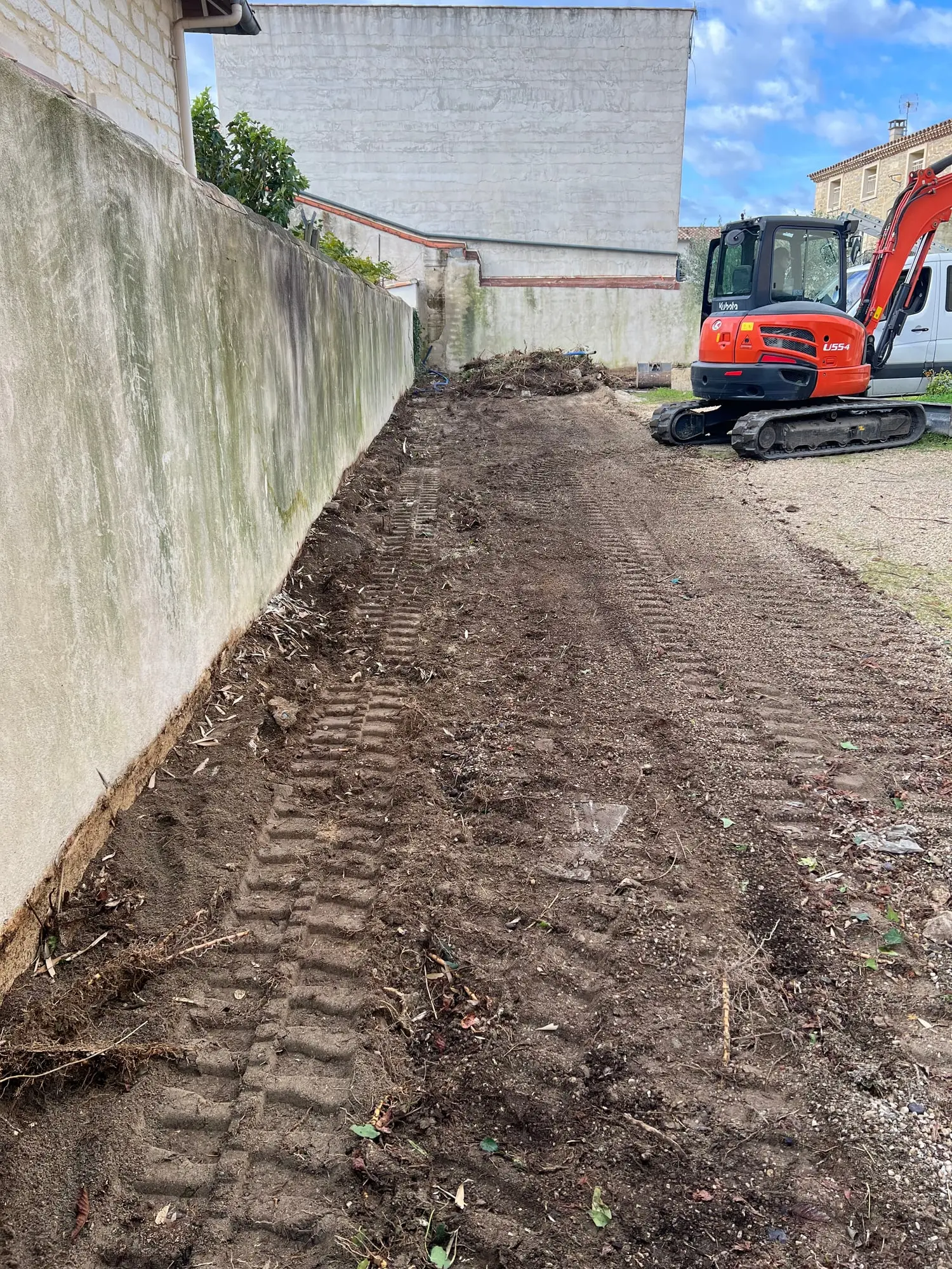 Cour décaissée et mise à la cote après terrassement