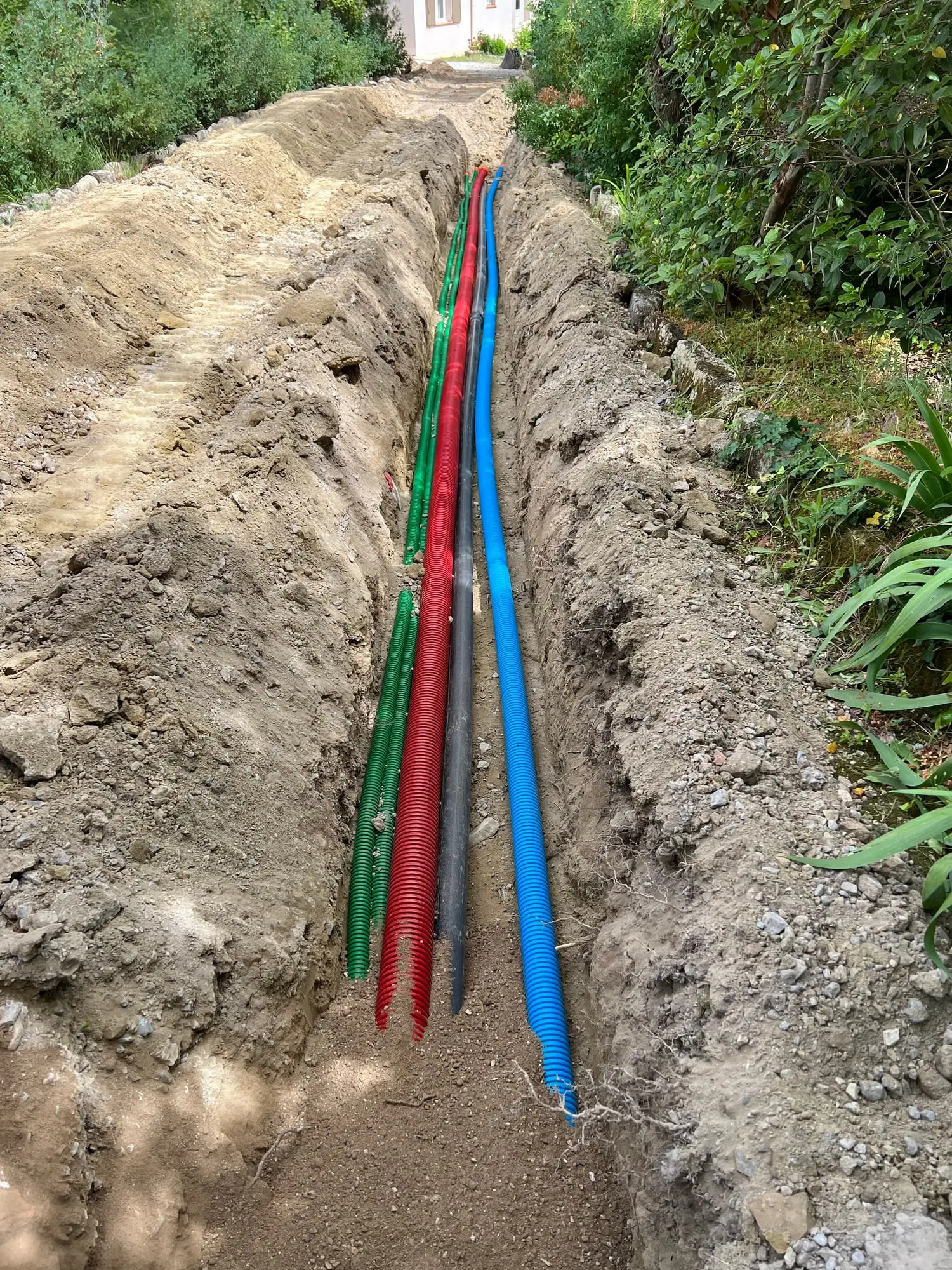 Gaines TPC rouge, bleue et verte posées côte à côte en fond de tranchée