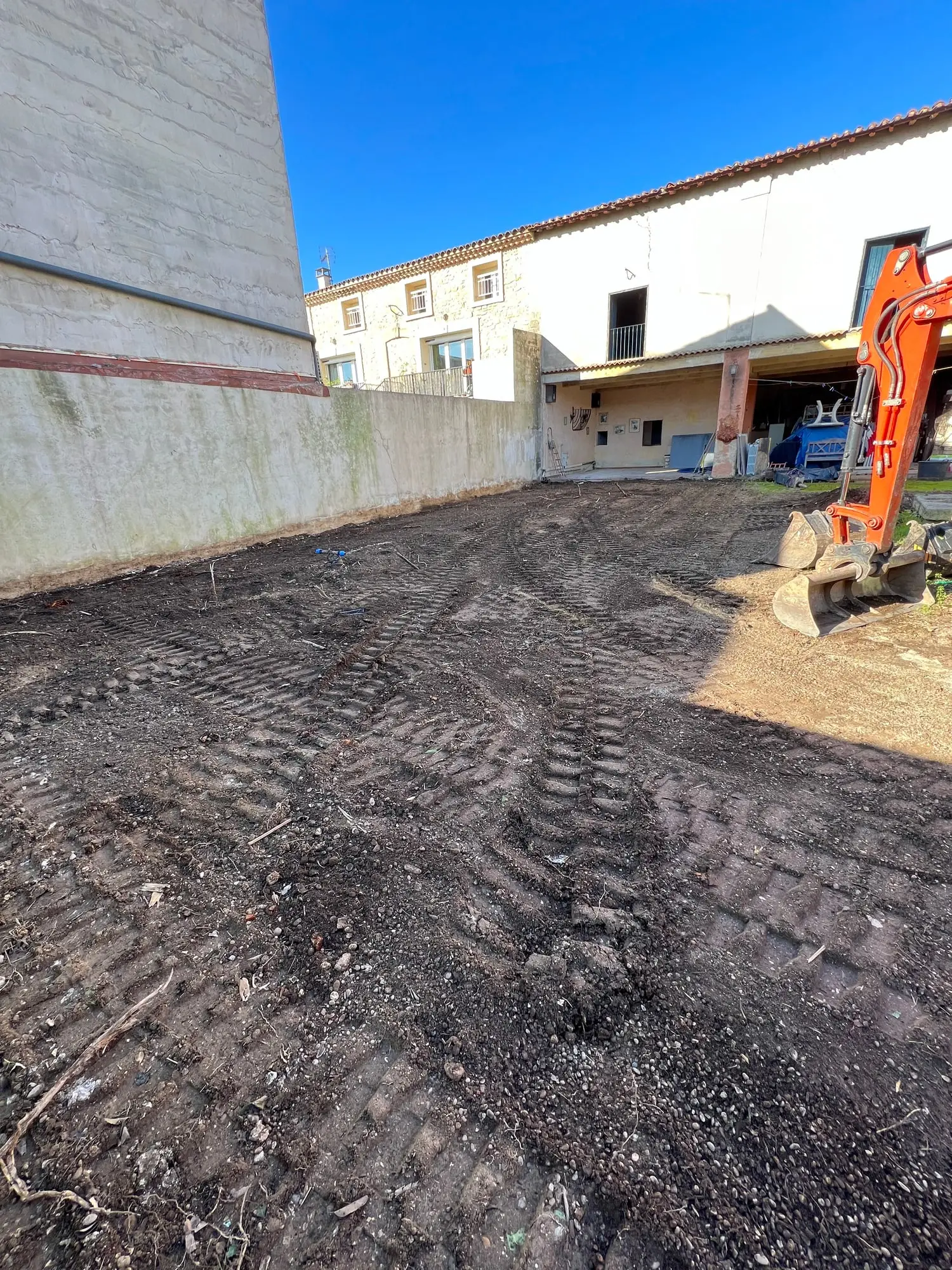 Surface régalée et compactée sur toute la largeur de la cour