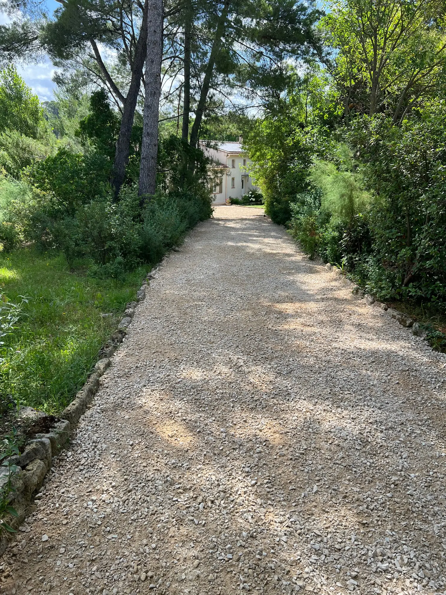 Perspective de l’allée achevée, bordures nettes et surface compactée
